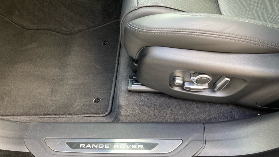 Land Rover Range Rover Velar 3.0 P400 MHEV Autobiography 5dr Auto Petrol Estate - Image 55