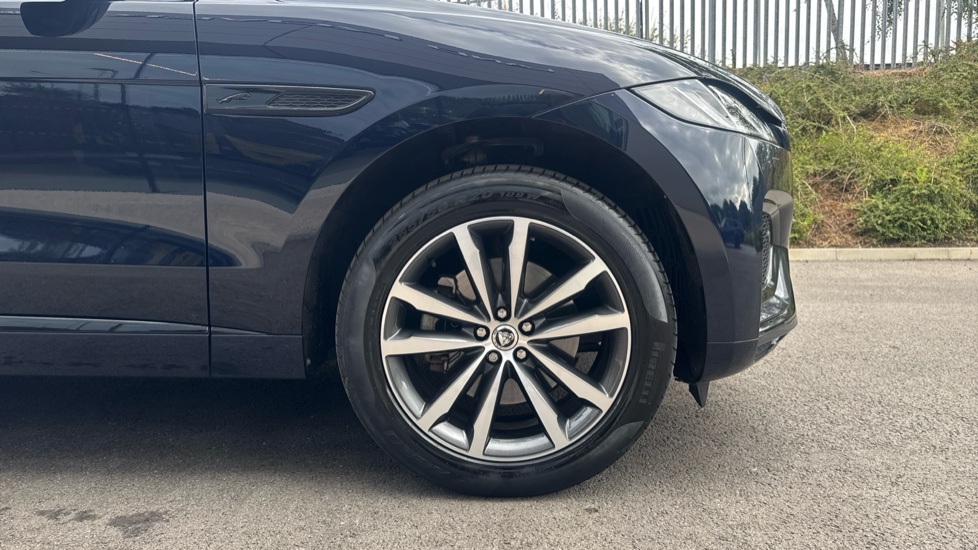 Jaguar F-Pace 2.0 P250 R-Dynamic SE Black 5dr Auto AWD Petrol Estate - Image 8