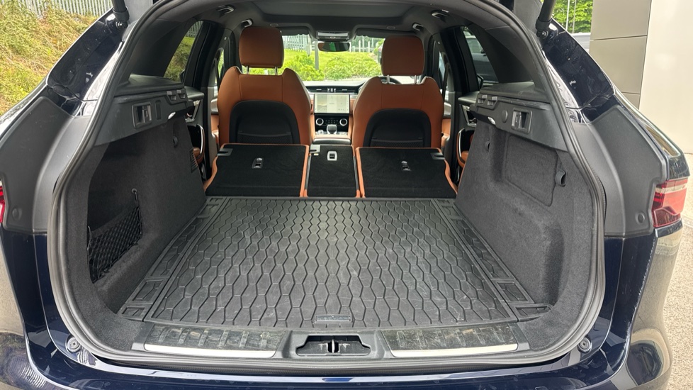 Jaguar F-Pace 2.0 P250 R-Dynamic SE Black 5dr Auto AWD Petrol Estate - Image 10