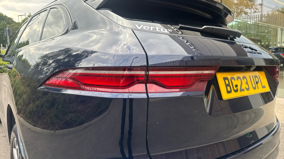 Jaguar F-Pace 2.0 P250 R-Dynamic SE Black 5dr Auto AWD Petrol Estate - Image 19