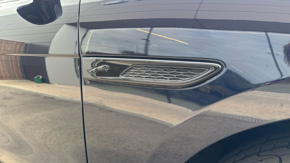 Jaguar F-Pace 2.0 P250 R-Dynamic SE Black 5dr Auto AWD Petrol Estate - Image 20