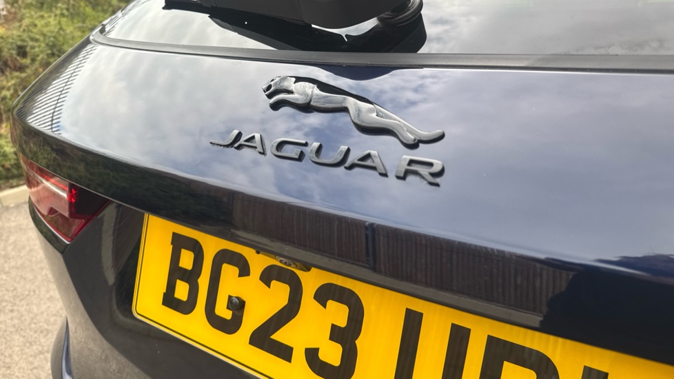 Jaguar F-Pace 2.0 P250 R-Dynamic SE Black 5dr Auto AWD Petrol Estate - Image 25