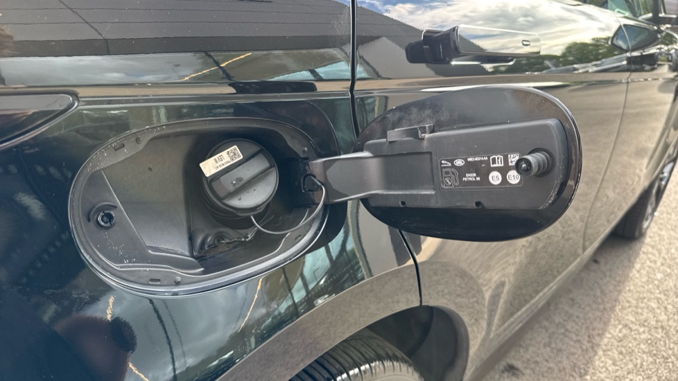 Land Rover Range Rover Evoque 1.5 P300e Evoque Edition 5dr Auto Hatchback - Image 22