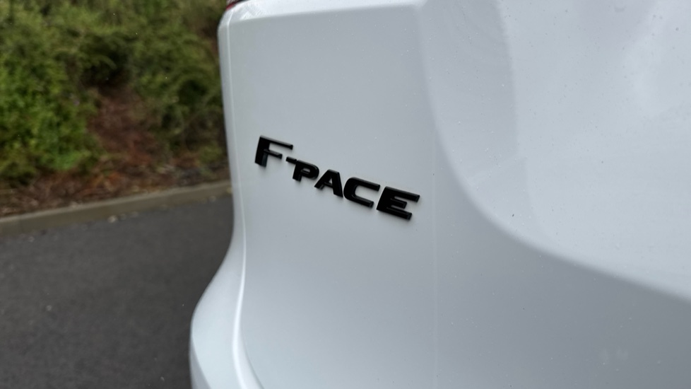 Jaguar F-Pace 2.0 P400e R-Dynamic Black 5dr Auto AWD Estate - Image 25