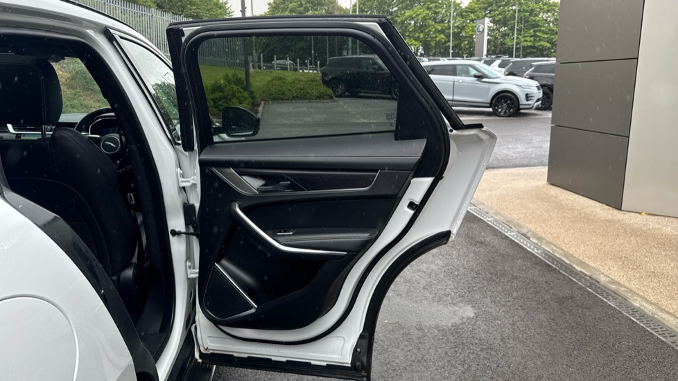 Jaguar F-Pace 2.0 P400e R-Dynamic Black 5dr Auto AWD Estate - Image 39