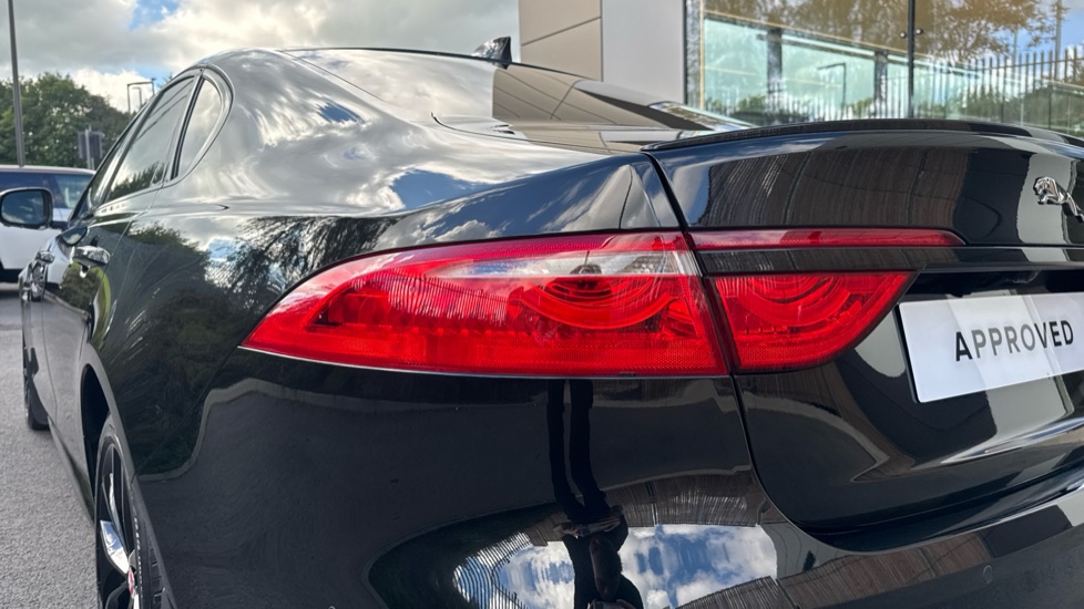 Jaguar XF 2.0d [180] R-Sport 4dr Auto Diesel Saloon - Image 19