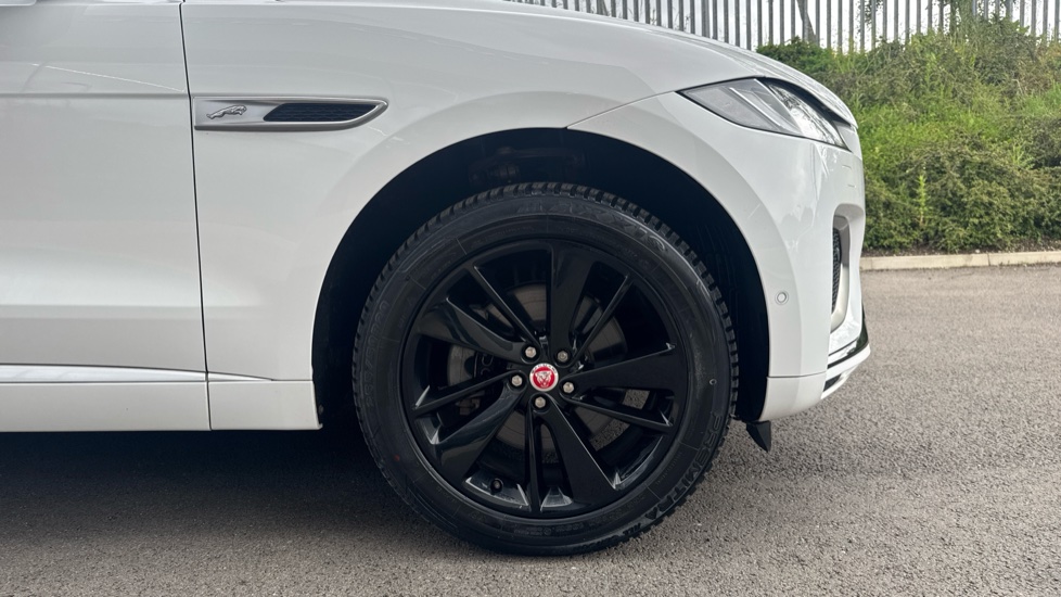 Jaguar F-Pace 2.0 D200 R-Dynamic SE 5dr Auto AWD Diesel Estate - Image 8