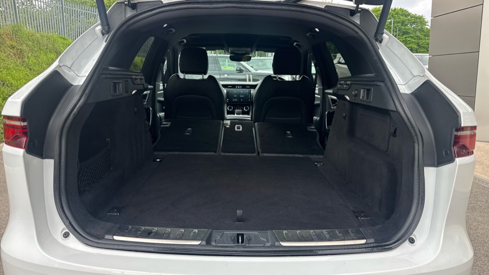 Jaguar F-Pace 2.0 D200 R-Dynamic SE 5dr Auto AWD Diesel Estate - Image 10