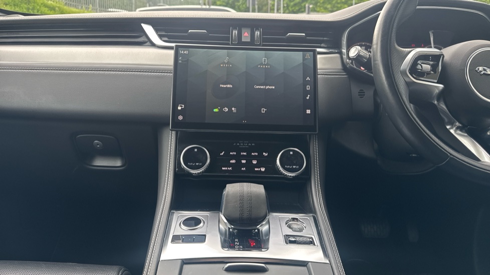 Jaguar F-Pace 2.0 D200 R-Dynamic SE 5dr Auto AWD Diesel Estate - Image 14