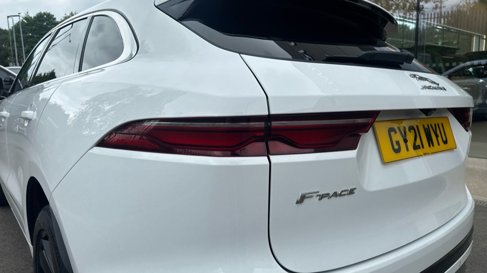 Jaguar F-Pace 2.0 D200 R-Dynamic SE 5dr Auto AWD Diesel Estate - Image 19
