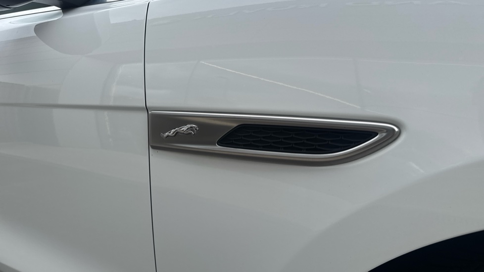 Jaguar F-Pace 2.0 D200 R-Dynamic SE 5dr Auto AWD Diesel Estate - Image 20