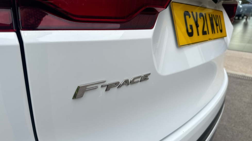 Jaguar F-Pace 2.0 D200 R-Dynamic SE 5dr Auto AWD Diesel Estate - Image 25