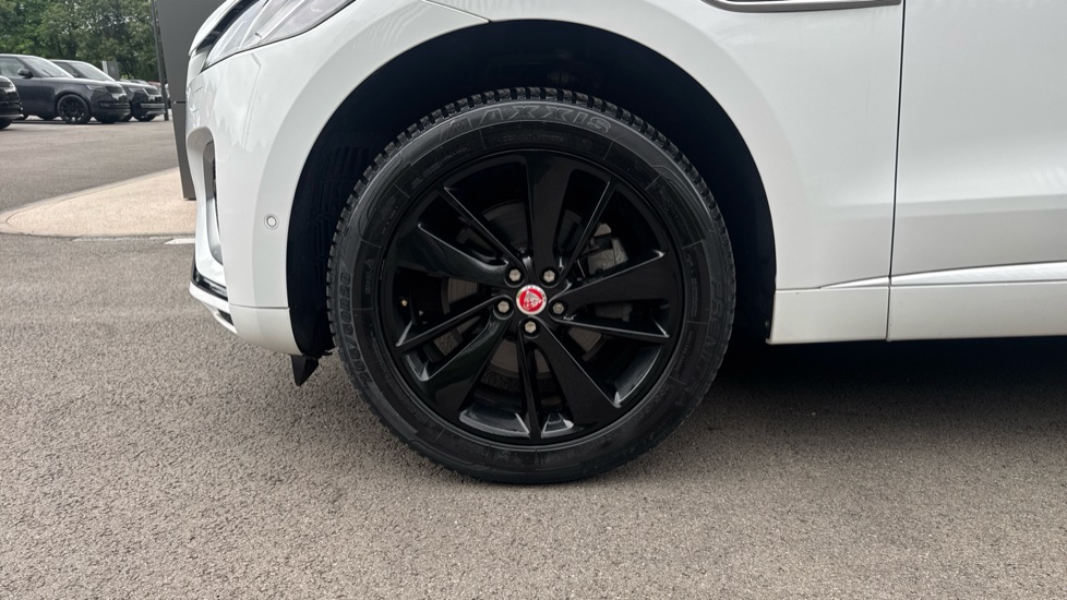 Jaguar F-Pace 2.0 D200 R-Dynamic SE 5dr Auto AWD Diesel Estate - Image 32
