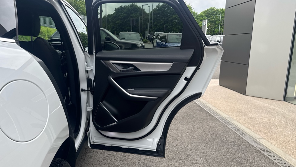 Jaguar F-Pace 2.0 D200 R-Dynamic SE 5dr Auto AWD Diesel Estate - Image 37