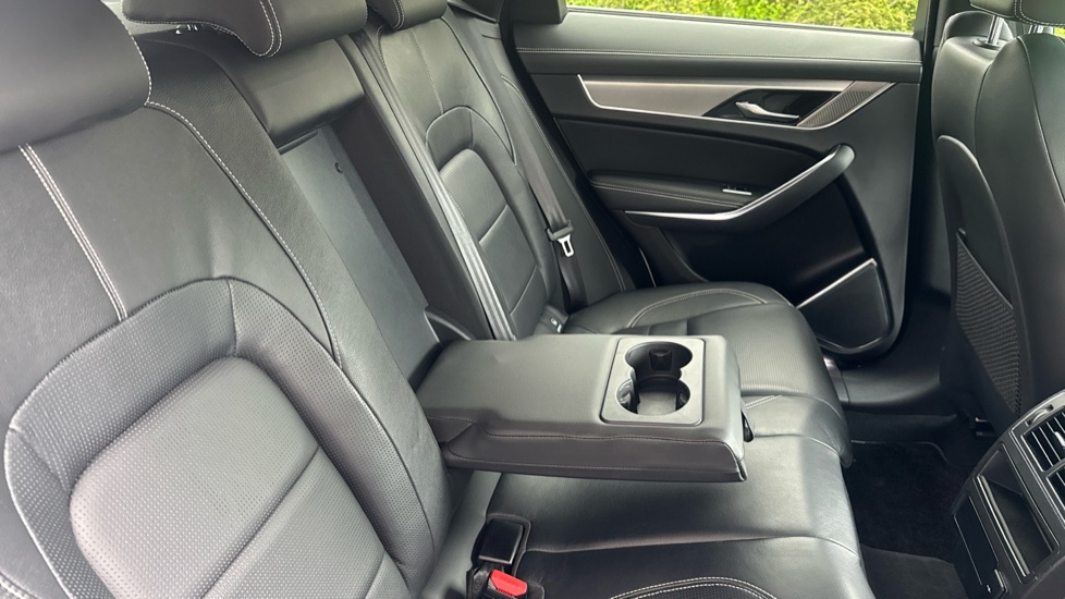 Jaguar F-Pace 2.0 D200 R-Dynamic SE 5dr Auto AWD Diesel Estate - Image 38