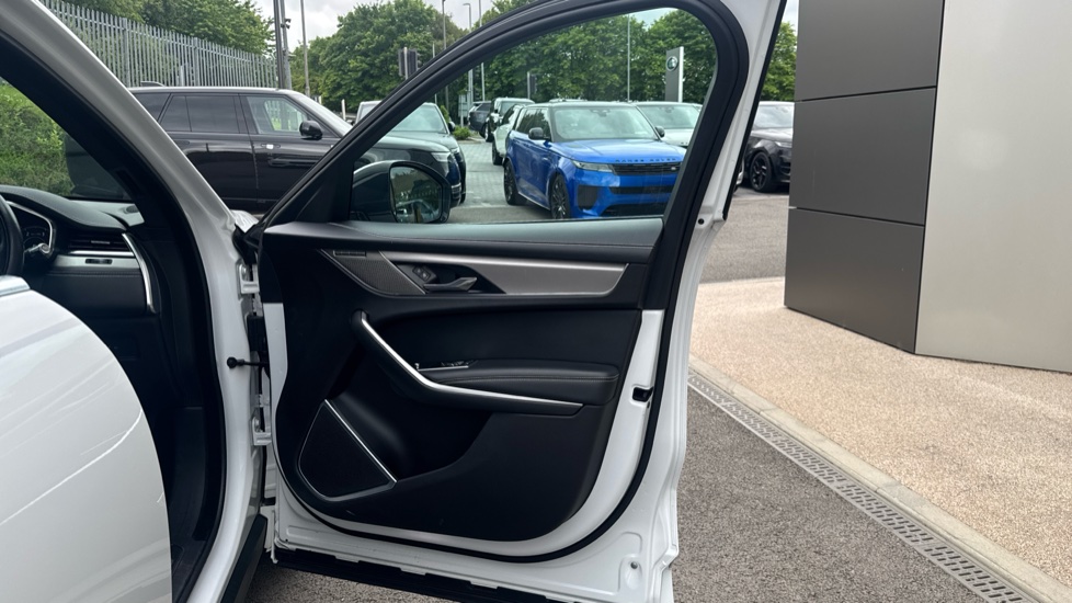 Jaguar F-Pace 2.0 D200 R-Dynamic SE 5dr Auto AWD Diesel Estate - Image 39