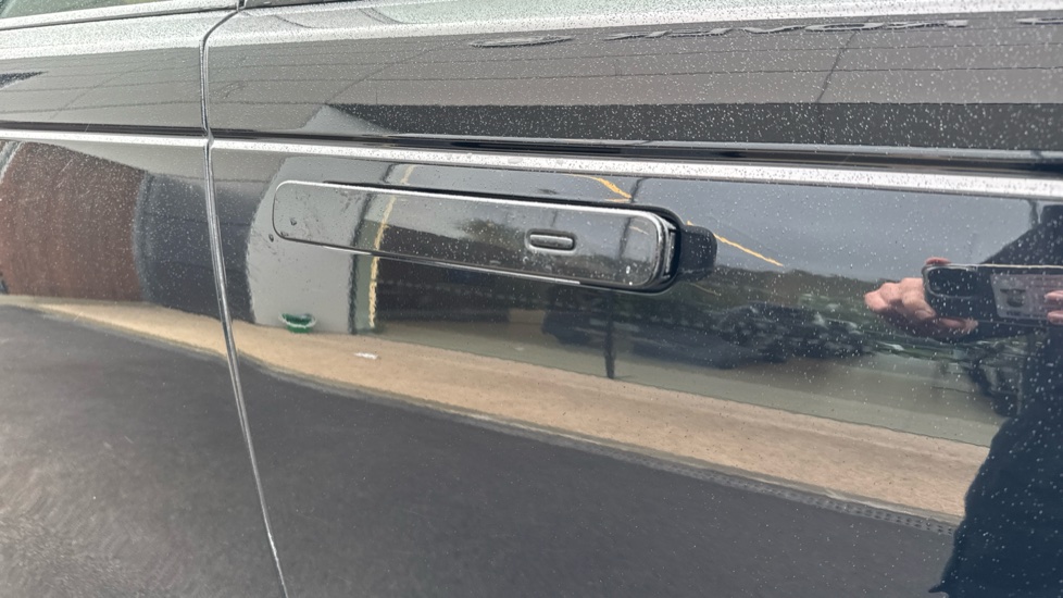 Land Rover Range Rover Velar 2.0 P400e SE 5dr Auto Estate - Image 21