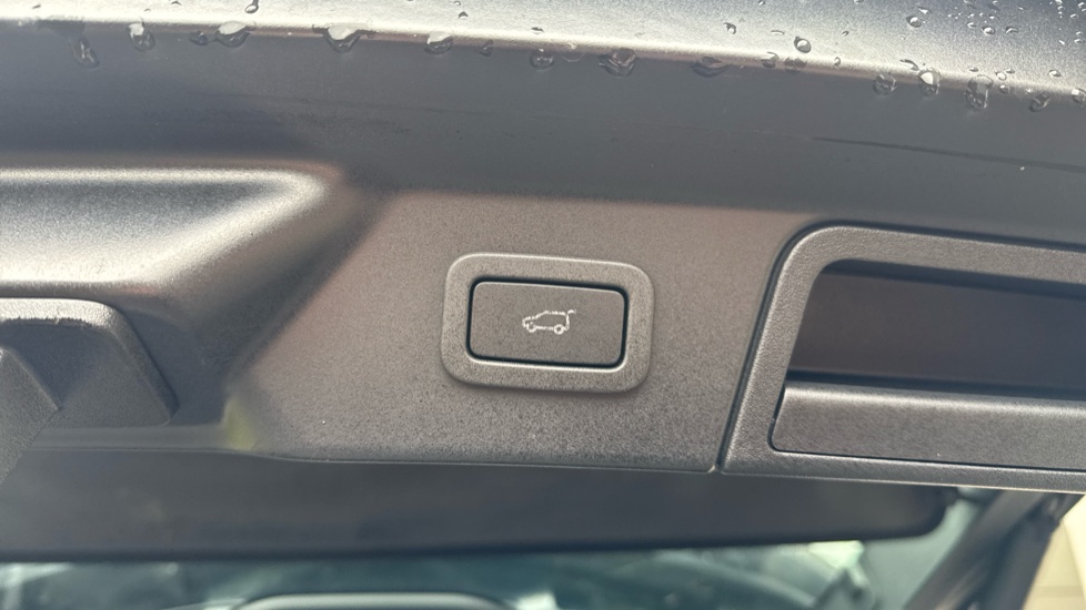 Land Rover Range Rover Velar 2.0 P400e SE 5dr Auto Estate - Image 30