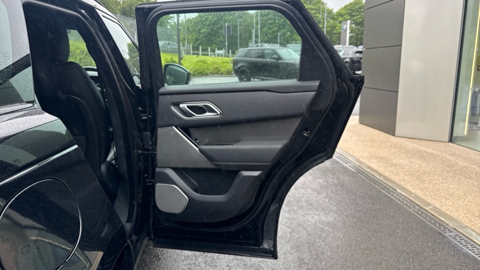 Land Rover Range Rover Velar 2.0 P400e SE 5dr Auto Estate - Image 39