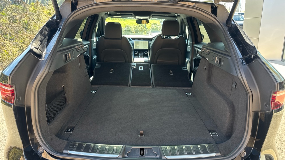 Jaguar F-Pace 2.0 D200 R-Dynamic SE Black 5dr Auto AWD Diesel Estate - Image 10