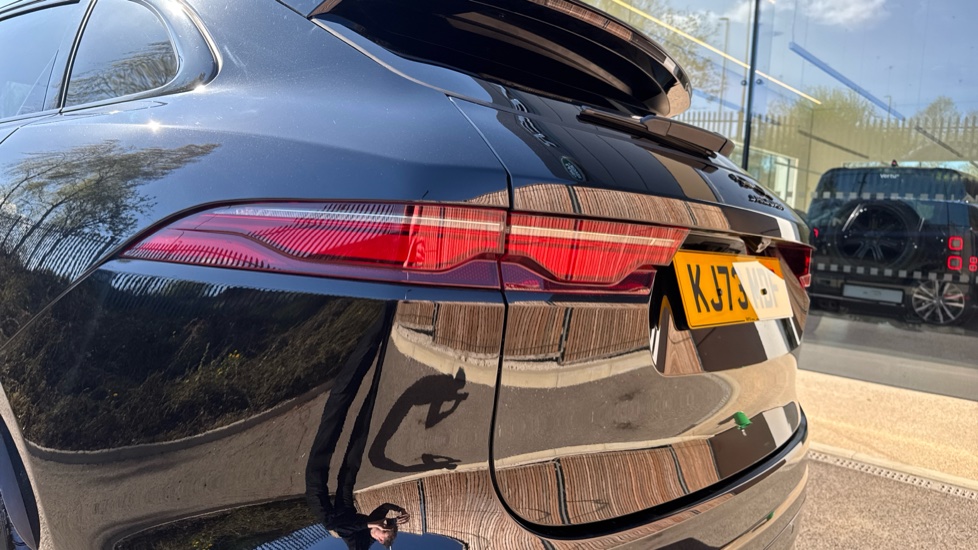 Jaguar F-Pace 2.0 D200 R-Dynamic SE Black 5dr Auto AWD Diesel Estate - Image 19