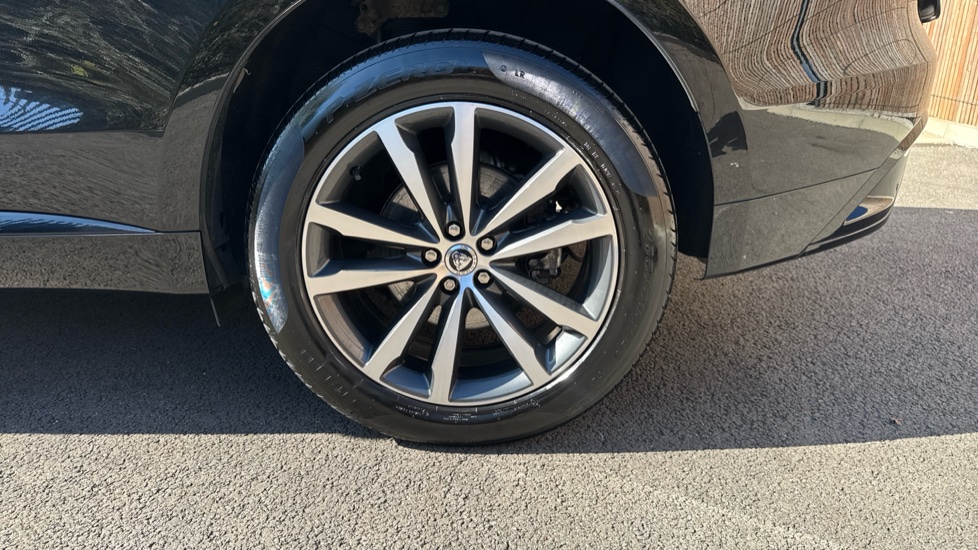 Jaguar F-Pace 2.0 D200 R-Dynamic SE Black 5dr Auto AWD Diesel Estate - Image 31