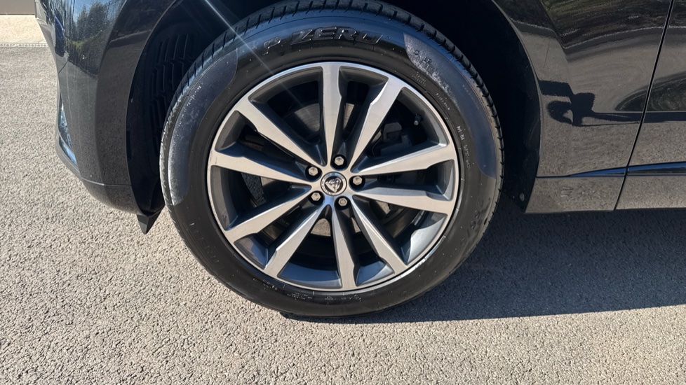 Jaguar F-Pace 2.0 D200 R-Dynamic SE Black 5dr Auto AWD Diesel Estate - Image 32