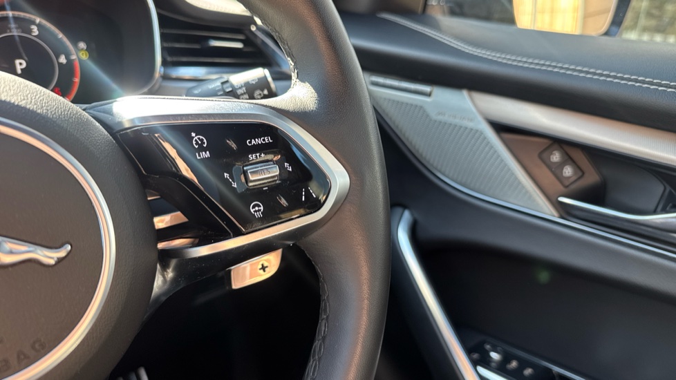 Jaguar F-Pace 2.0 D200 R-Dynamic SE Black 5dr Auto AWD Diesel Estate - Image 49