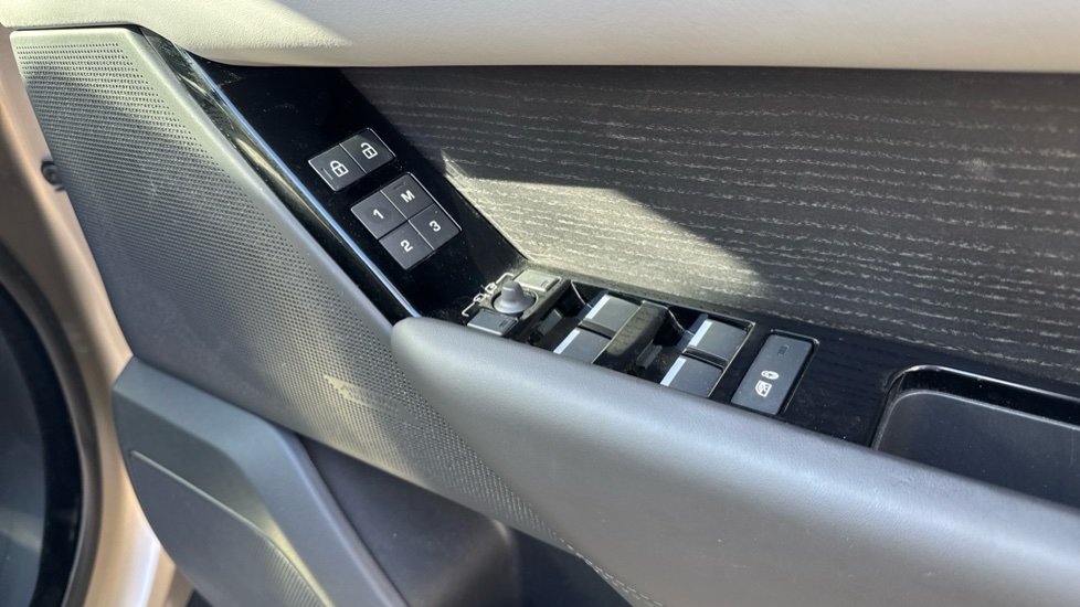 Land Rover Range Rover Velar 2.0 D200 MHEV Autobiography 5dr Auto [Revised] Diesel Estate - Image 44