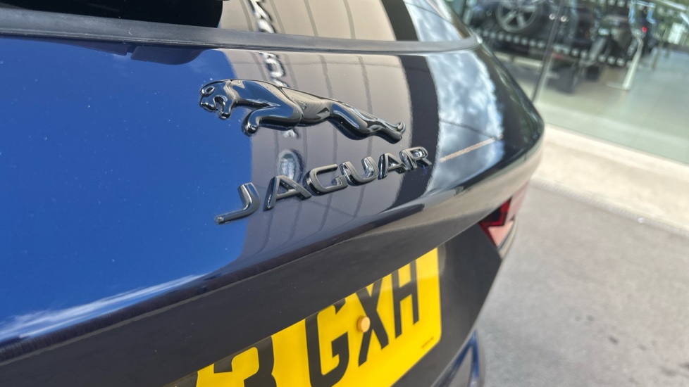 Jaguar F-Pace 2.0 P400e R-Dynamic SE Black 5dr Auto AWD Estate - Image 27