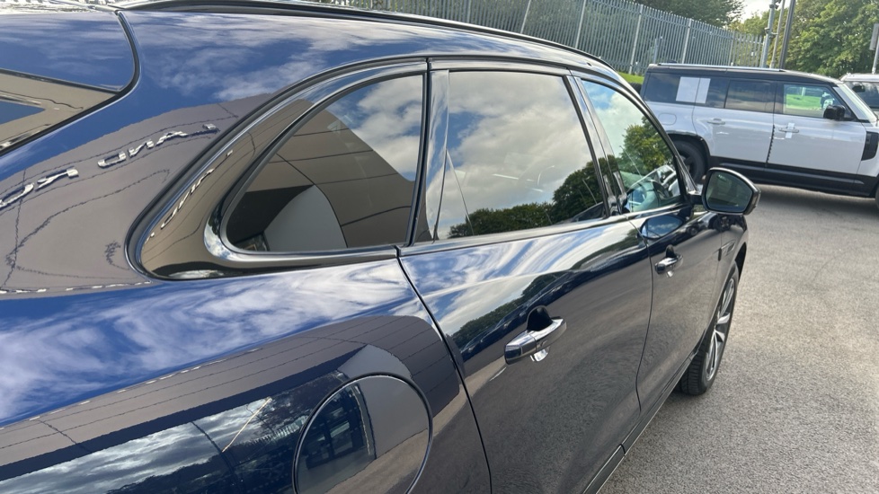 Jaguar F-Pace 2.0 P400e R-Dynamic SE Black 5dr Auto AWD Estate - Image 33