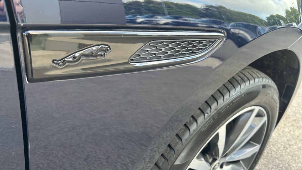 Jaguar F-Pace 2.0 P400e R-Dynamic SE Black 5dr Auto AWD Estate - Image 35