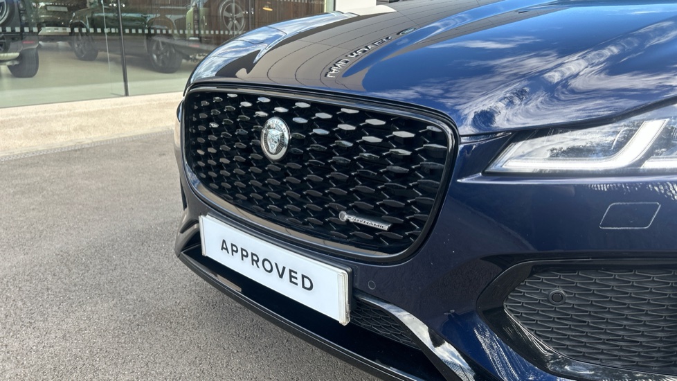 Jaguar F-Pace 2.0 P400e R-Dynamic SE Black 5dr Auto AWD Estate - Image 41