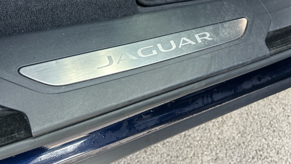 Jaguar F-Pace 2.0 P400e R-Dynamic SE Black 5dr Auto AWD Estate - Image 45