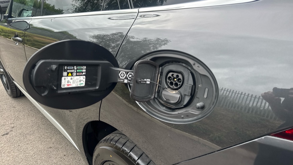 Jaguar F-Pace 2.0 P400e R-Dynamic HSE 5dr Auto AWD Estate - Image 32