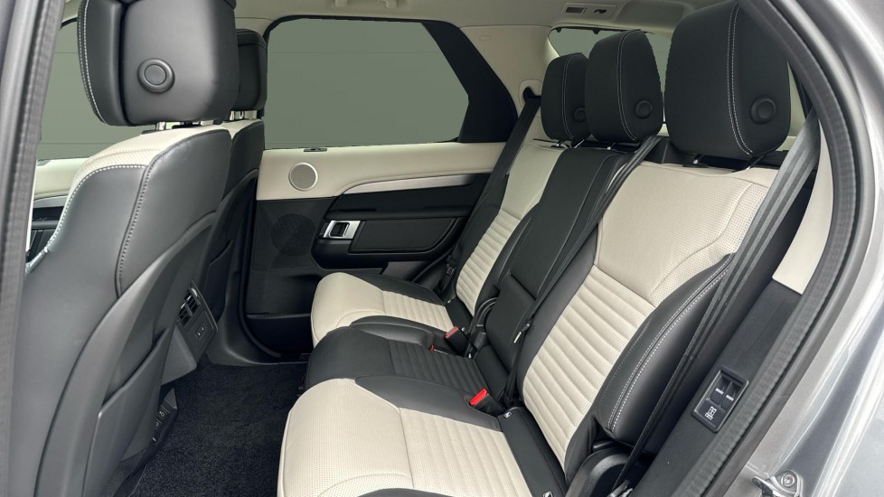 Land Rover Discovery 3.0 D350 Dynamic HSE 5dr Auto Diesel Station Wagon - Image 4