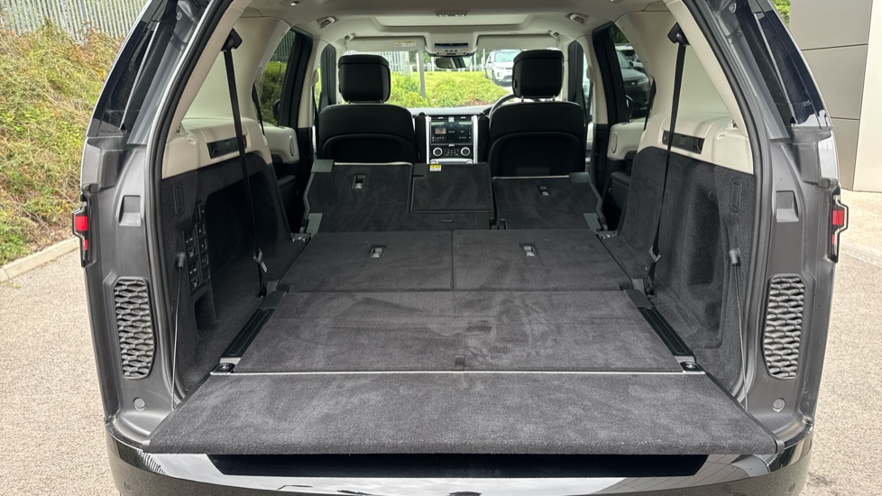 Land Rover Discovery 3.0 D350 Dynamic HSE 5dr Auto Diesel Station Wagon - Image 10