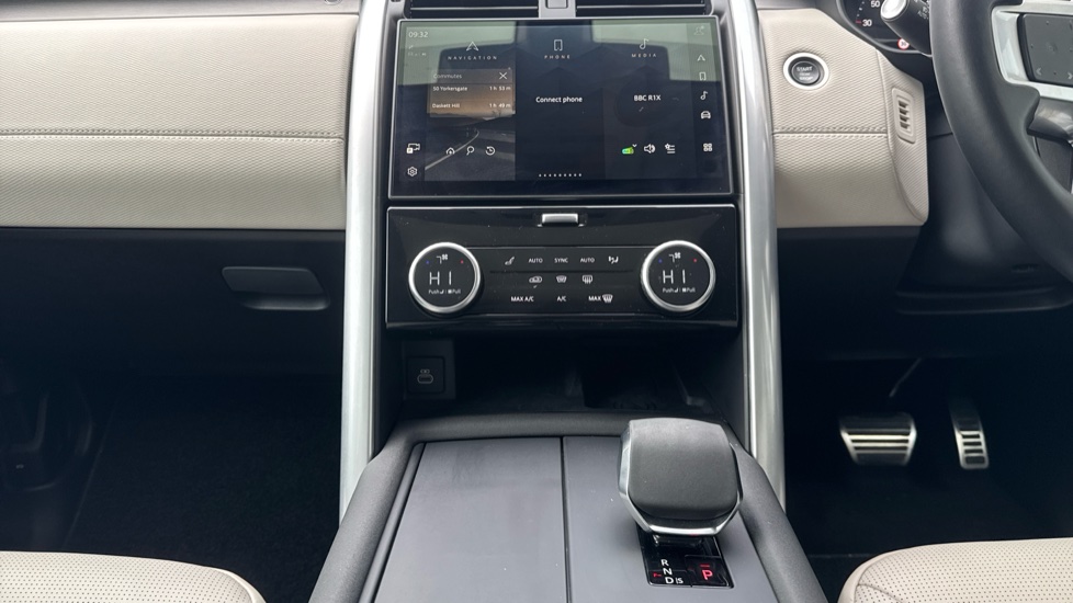 Land Rover Discovery 3.0 D350 Dynamic HSE 5dr Auto Diesel Station Wagon - Image 14