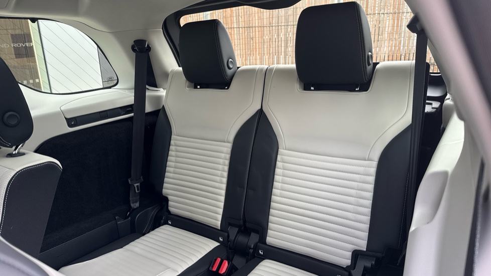 Land Rover Discovery 3.0 D350 Dynamic HSE 5dr Auto Diesel Station Wagon - Image 40