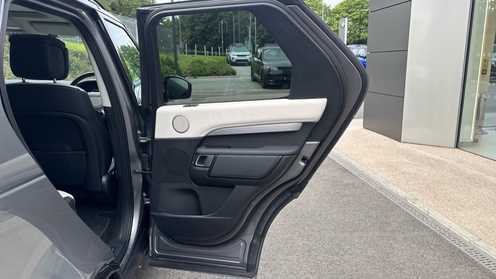 Land Rover Discovery 3.0 D350 Dynamic HSE 5dr Auto Diesel Station Wagon - Image 44