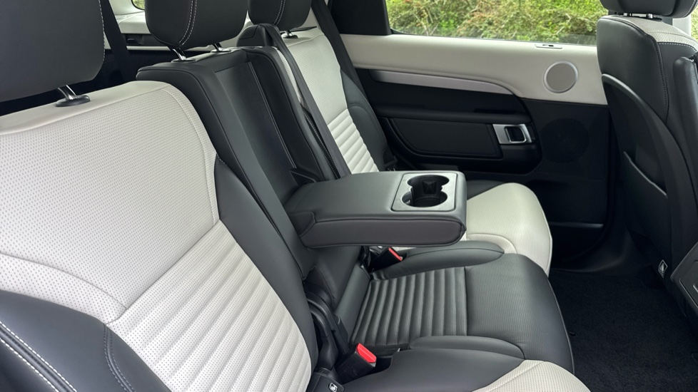Land Rover Discovery 3.0 D350 Dynamic HSE 5dr Auto Diesel Station Wagon - Image 45