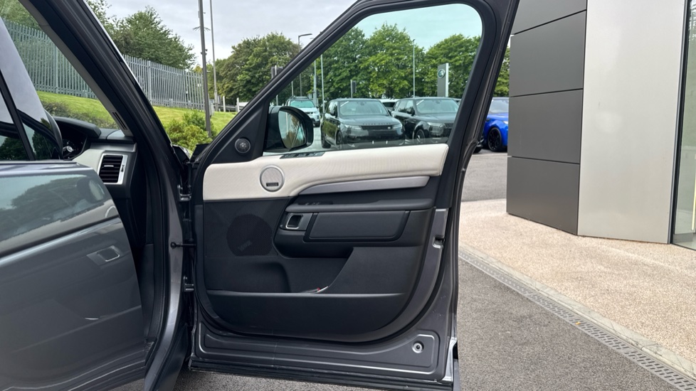 Land Rover Discovery 3.0 D350 Dynamic HSE 5dr Auto Diesel Station Wagon - Image 47