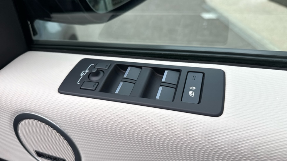 Land Rover Discovery 3.0 D350 Dynamic HSE 5dr Auto Diesel Station Wagon - Image 49