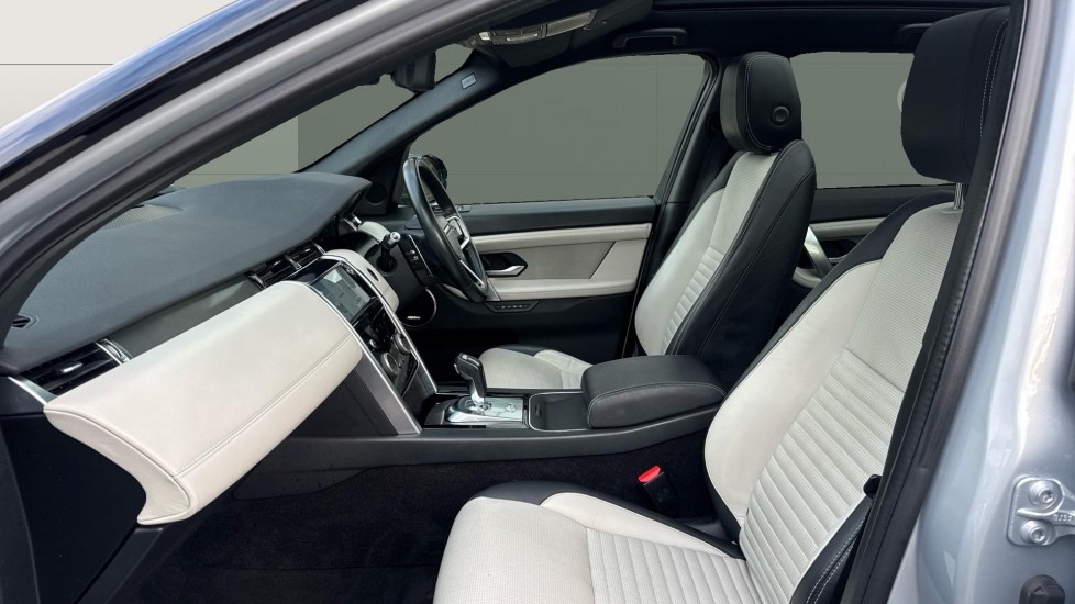 Land Rover Discovery Sport 1.5 P300e R-Dynamic HSE 5dr Auto [5 Seat] Station Wagon - Image 3