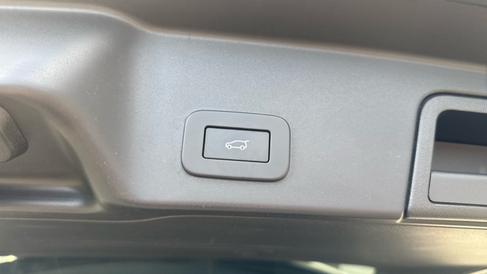 Land Rover Range Rover Evoque 1.5 P300e Evoque Edition 5dr Auto Hatchback - Image 27