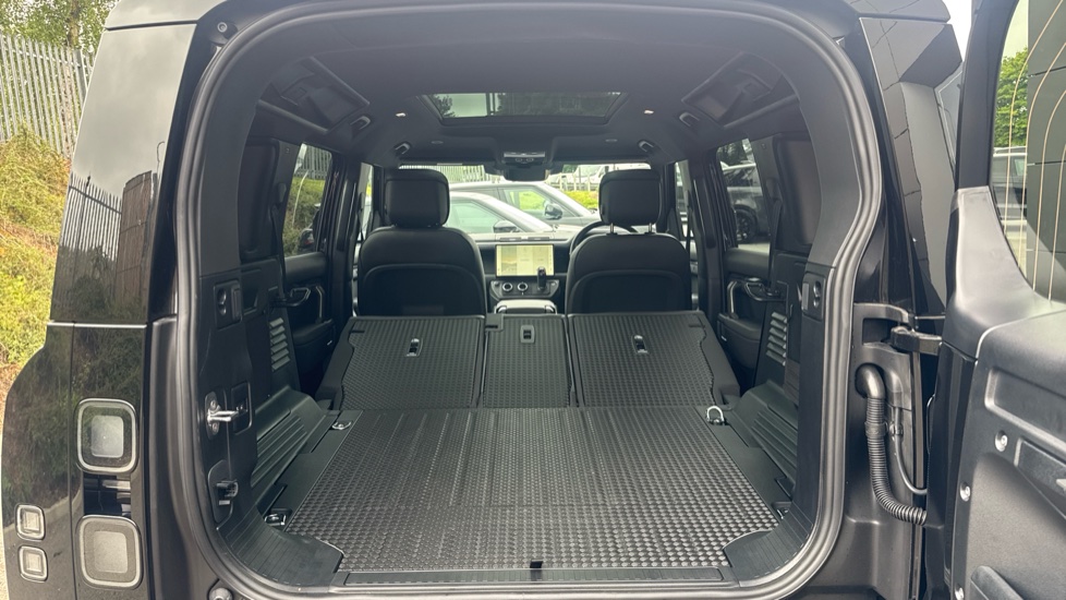 Land Rover Defender 3.0 D250 X-Dynamic HSE 110 5dr Auto Diesel Estate - Image 10