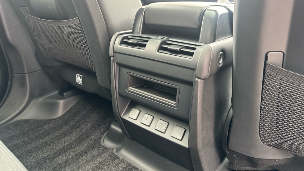 Land Rover Defender 3.0 D250 X-Dynamic HSE 110 5dr Auto Diesel Estate - Image 18