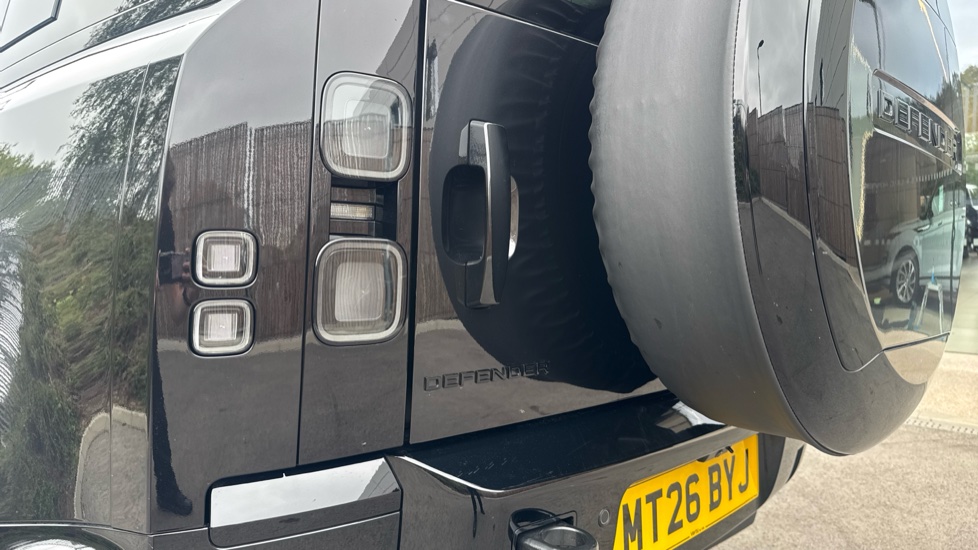 Land Rover Defender 3.0 D250 X-Dynamic HSE 110 5dr Auto Diesel Estate - Image 19