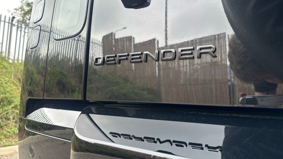 Land Rover Defender 3.0 D250 X-Dynamic HSE 110 5dr Auto Diesel Estate - Image 28