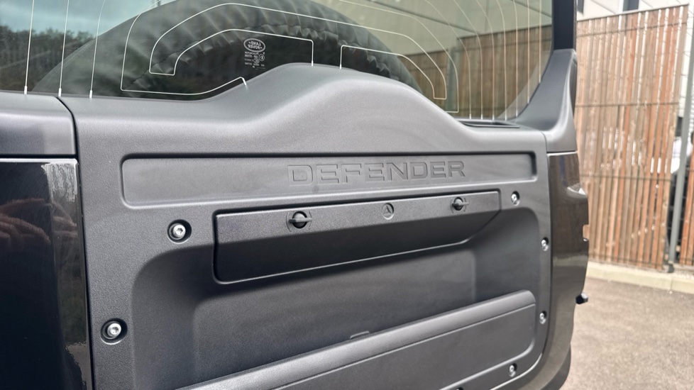 Land Rover Defender 3.0 D250 X-Dynamic HSE 110 5dr Auto Diesel Estate - Image 29